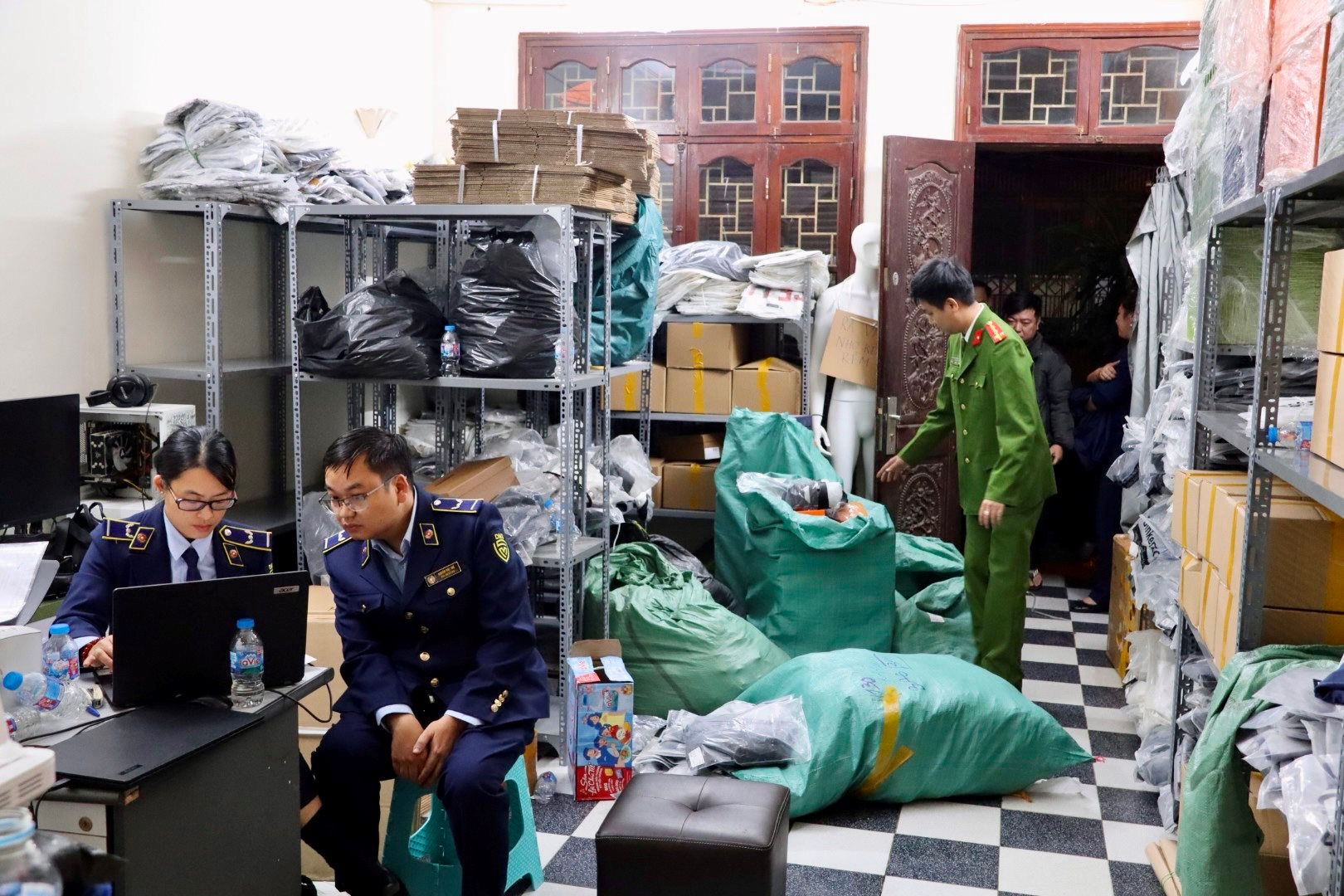 Hà Nội: Phát hiện kho hàng thời trang giả mạo các thương hiệu quốc tế trị giá gần 600 triệu đồng