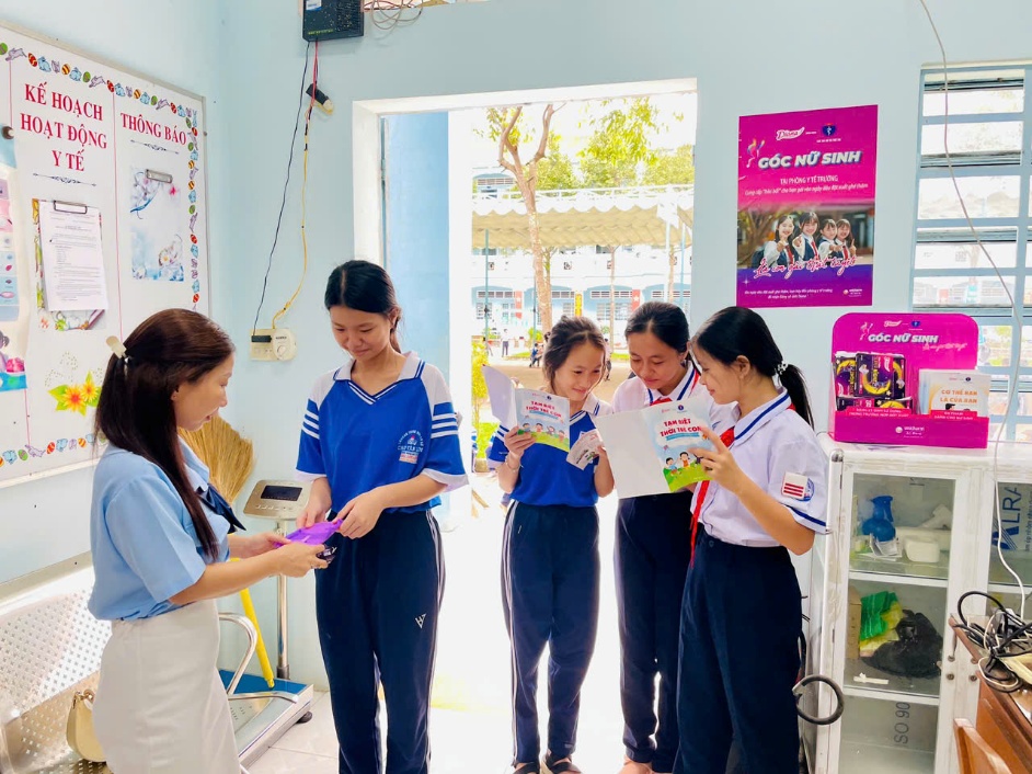 Góc nữ sinh tại phòng y tế trường học cung cấp tài liệu chăm sóc SKSS dành cho nữ sinh Góc nữ sinh tại phòng y tế trường học cung cấp tài liệu chăm sóc SKSS dành cho nữ sinh
