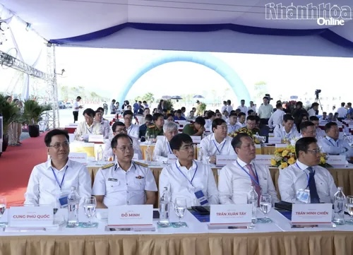 Các đại biểu tham dự lễ khởi công. Các đại biểu tham dự lễ khởi công.