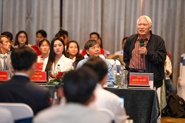 Giáo sư Nguyễn Chu Hồi phát biểu Giáo sư Nguyễn Chu Hồi phát biểu