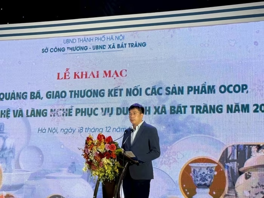 Ông Hoàng Minh Lâm, Giám đốc Trung tâm Khuyến công và Xúc tiến Thương mại Hà Nội phát biểu khai mạc Triển lãm. Ông Hoàng Minh Lâm, Giám đốc Trung tâm Khuyến công và Xúc tiến Thương mại Hà Nội phát biểu khai mạc Triển lãm.
