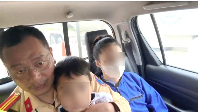 Tổ c&ocirc;ng t&aacute;c d&ugrave;ng xe đặc chủng đưa ch&aacute;u b&eacute; đến bệnh viện cấp cứu.