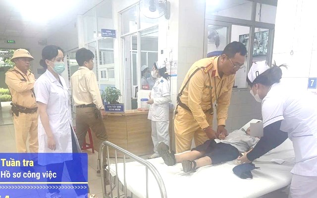 CSGT Đà Nẵng dùng xe đặc chủng đưa một học sinh lớp 1 bị rắn cắn đi cấp cứu