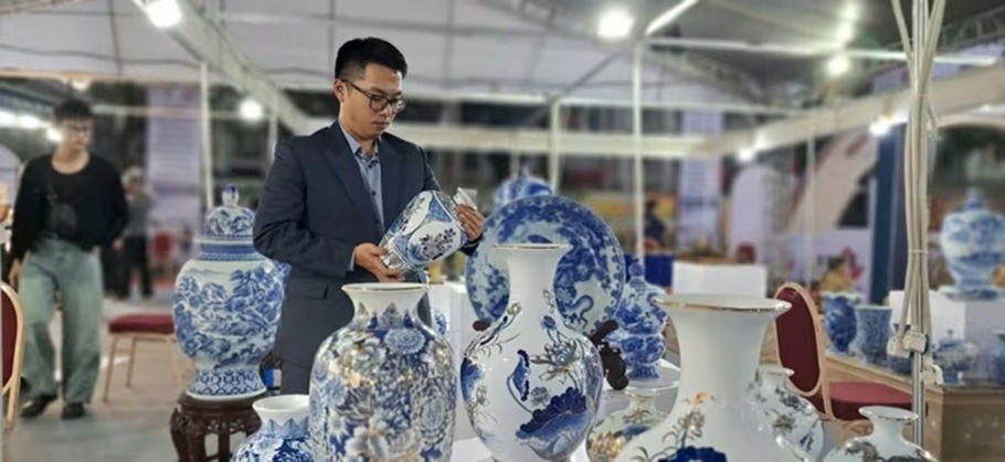 Người tiêu dùng tiếp cận sản phẩm gồm sứ Bát Tràng tại triển lãm. Người tiêu dùng tiếp cận sản phẩm gồm sứ Bát Tràng tại triển lãm.