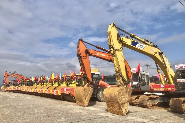 Các đơn vị thi công thực hiện nghi thức động thổ dự án. Ảnh: VH Các đơn vị thi công thực hiện nghi thức động thổ dự án. Ảnh: VH