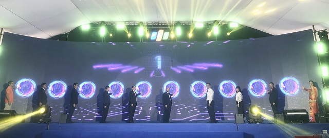 Các đại biểu thực hiện nghi thức bấm nút khởi công động thổ Dự án Trung tâm nghiên cứu Trí tuệ nhân tạo AI . Ảnh: Viết Hiền Các đại biểu thực hiện nghi thức bấm nút khởi công động thổ Dự án Trung tâm nghiên cứu Trí tuệ nhân tạo AI . Ảnh: Viết Hiền