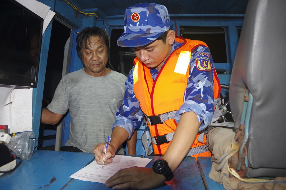 Lập bi&ecirc;n bản tạm giữ t&agrave;u TG 91975 TS