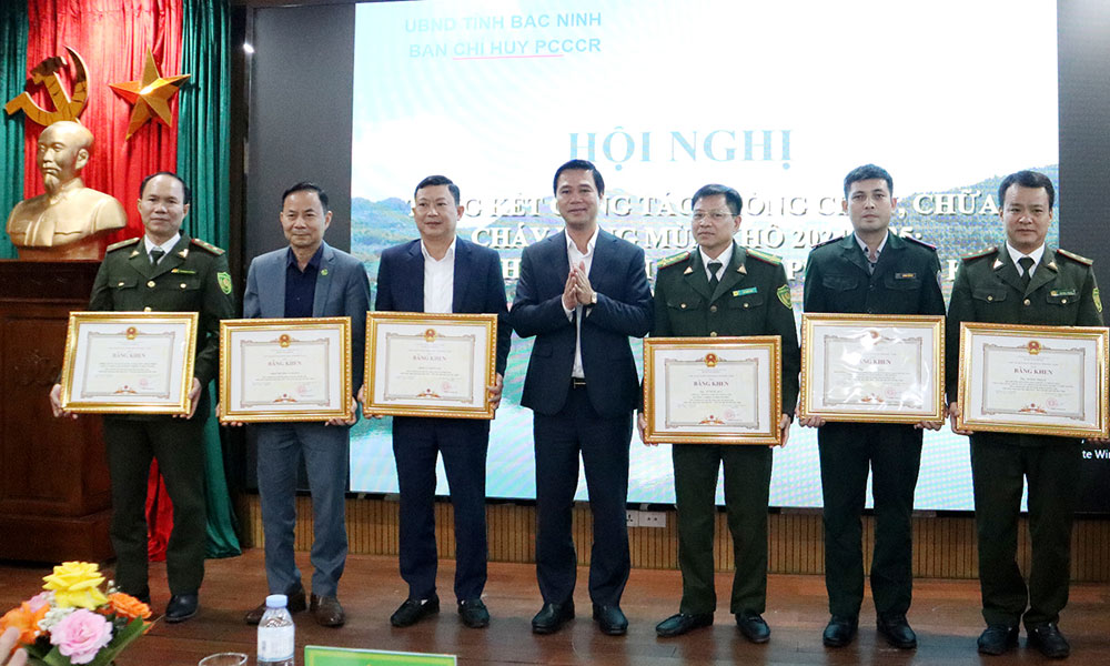 Đồng chí Lê Xuân Lợi tặng Bằng khen của Chủ tịch UBND tỉnh cho các tập thể, cá nhân có thành tích xuất sắc. Đồng chí Lê Xuân Lợi tặng Bằng khen của Chủ tịch UBND tỉnh cho các tập thể, cá nhân có thành tích xuất sắc.