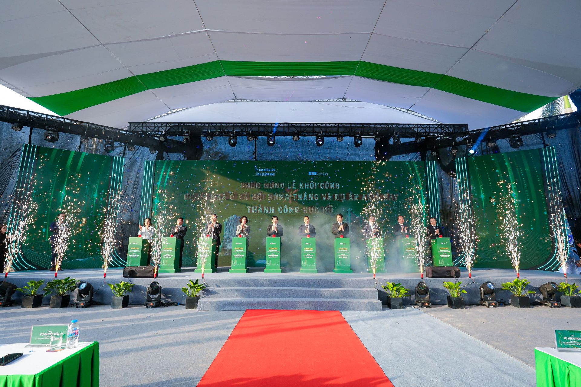 C&aacute;c đại biểu nhấn n&uacute;t khởi c&ocirc;ng dự &aacute;n.