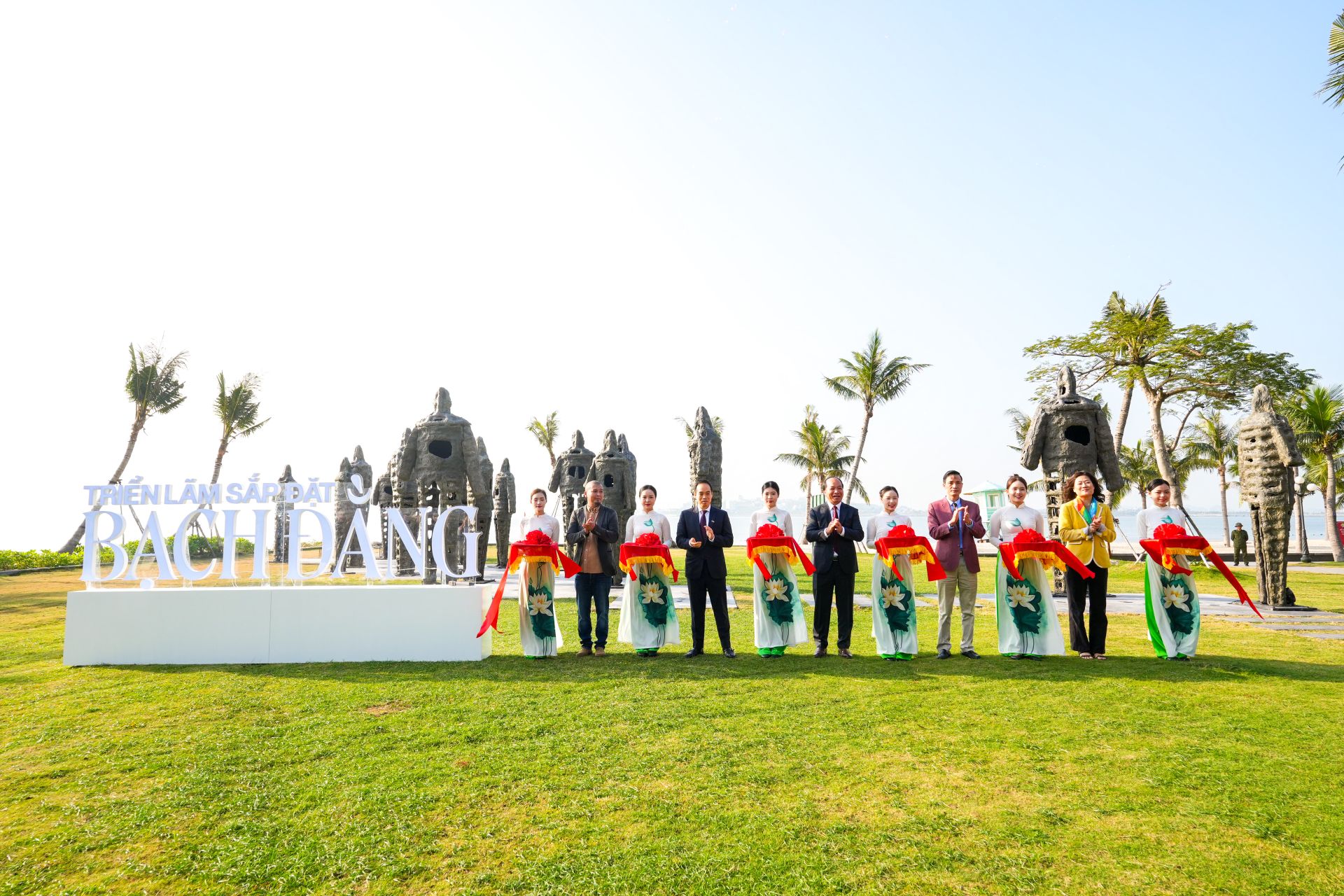 C&aacute;c đại biểu cắt băng khai mạc triển l&atilde;m