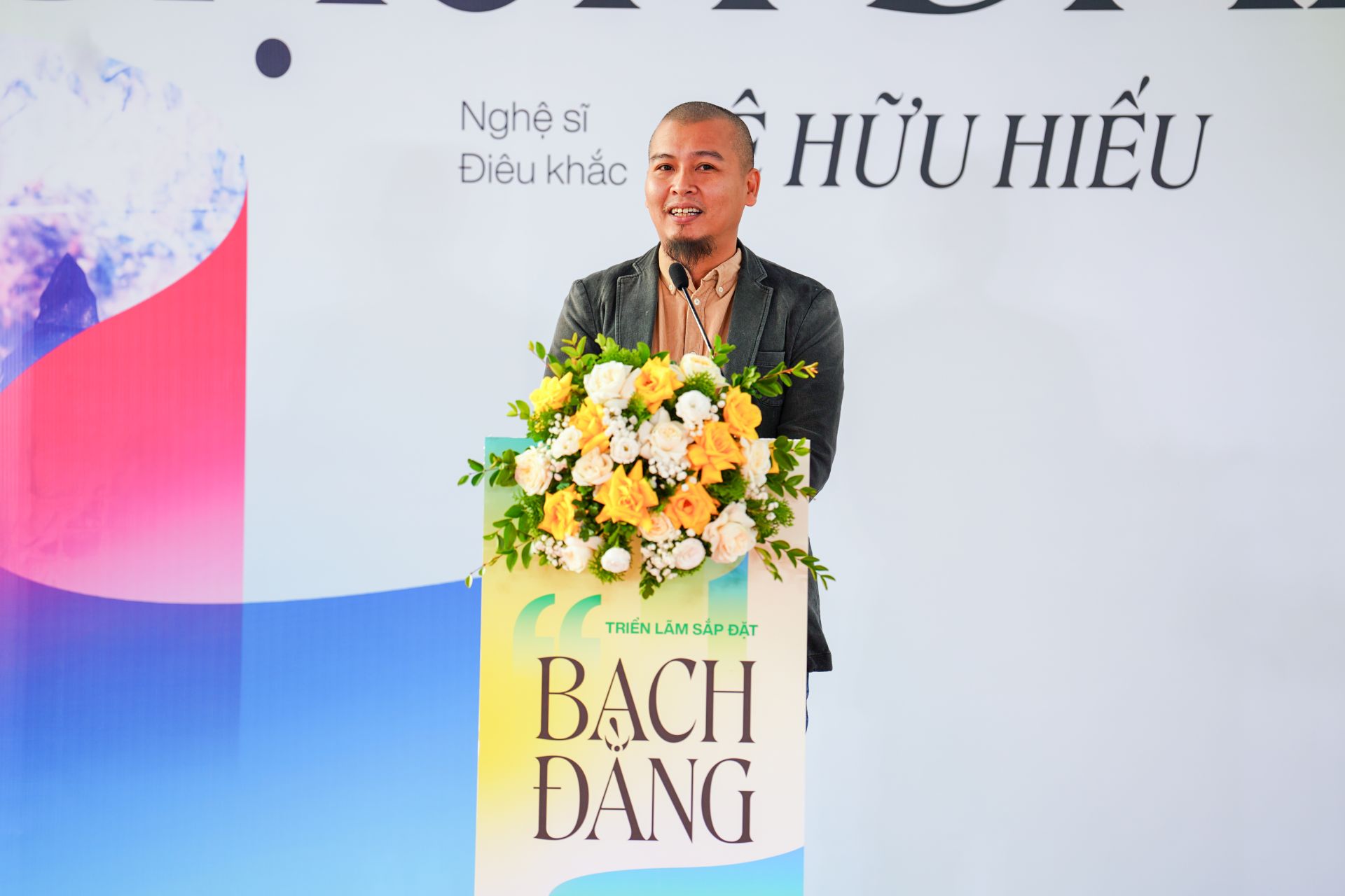 Nghệ sĩ L&ecirc; Hữu Hiếu chia sẻ tại triển l&atilde;m