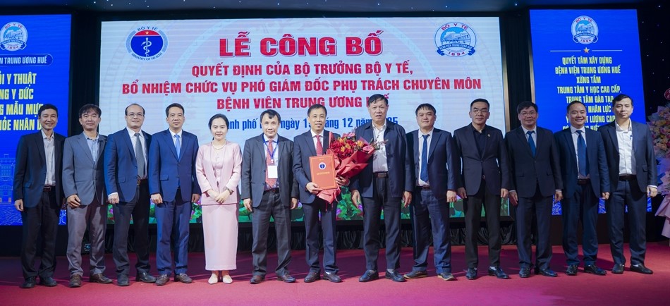 L&atilde;nh đạo UBND Th&agrave;nh phố v&agrave; BVTW Huế tặng hoa ch&uacute;c mừng