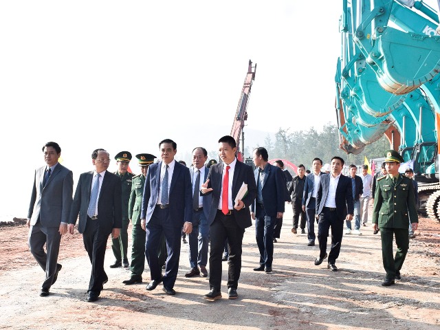 L&atilde;nh đạo tỉnh Nghệ An nghe chủ đầu tư trao đổi về dự &aacute;n.