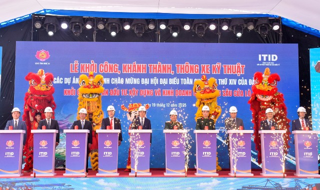 C&aacute;c đại biểu ấn n&uacute;t khởi c&ocirc;ng dự &aacute;n Cảng nước s&acirc;u Cửa L&ograve;.