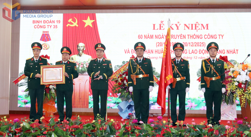 C&ocirc;ng ty 35 (Binh đo&agrave;n 19) vinh dự đ&oacute;n nhận Hu&acirc;n chương Lao động hạng Nhất.