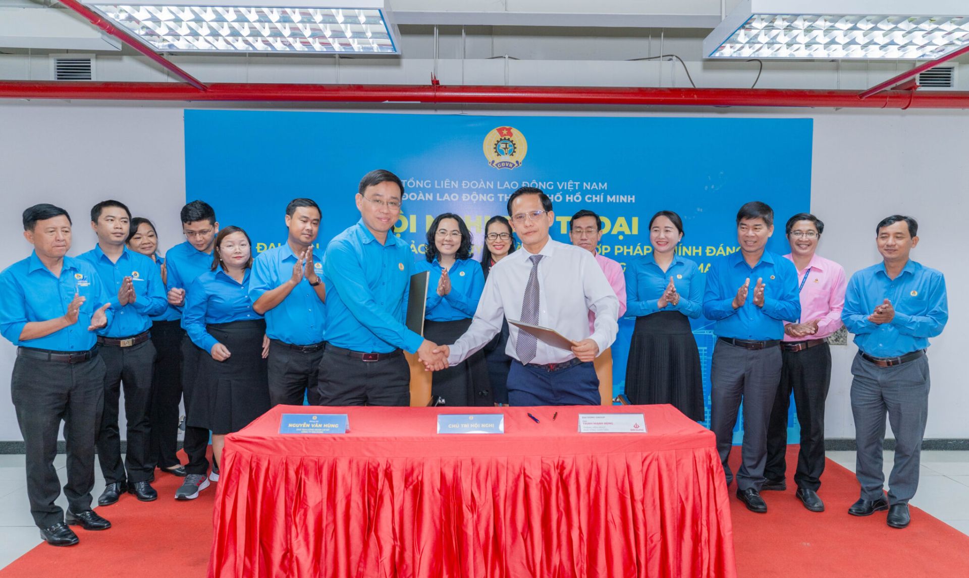 Hoạt động đối thoại công khai, minh bạch và dân chủ được tổ chức định kỳ giữa lãnh đạo công ty, lãnh đạo công đoàn và người lao động Hoạt động đối thoại công khai, minh bạch và dân chủ được tổ chức định kỳ giữa lãnh đạo công ty, lãnh đạo công đoàn và người lao động