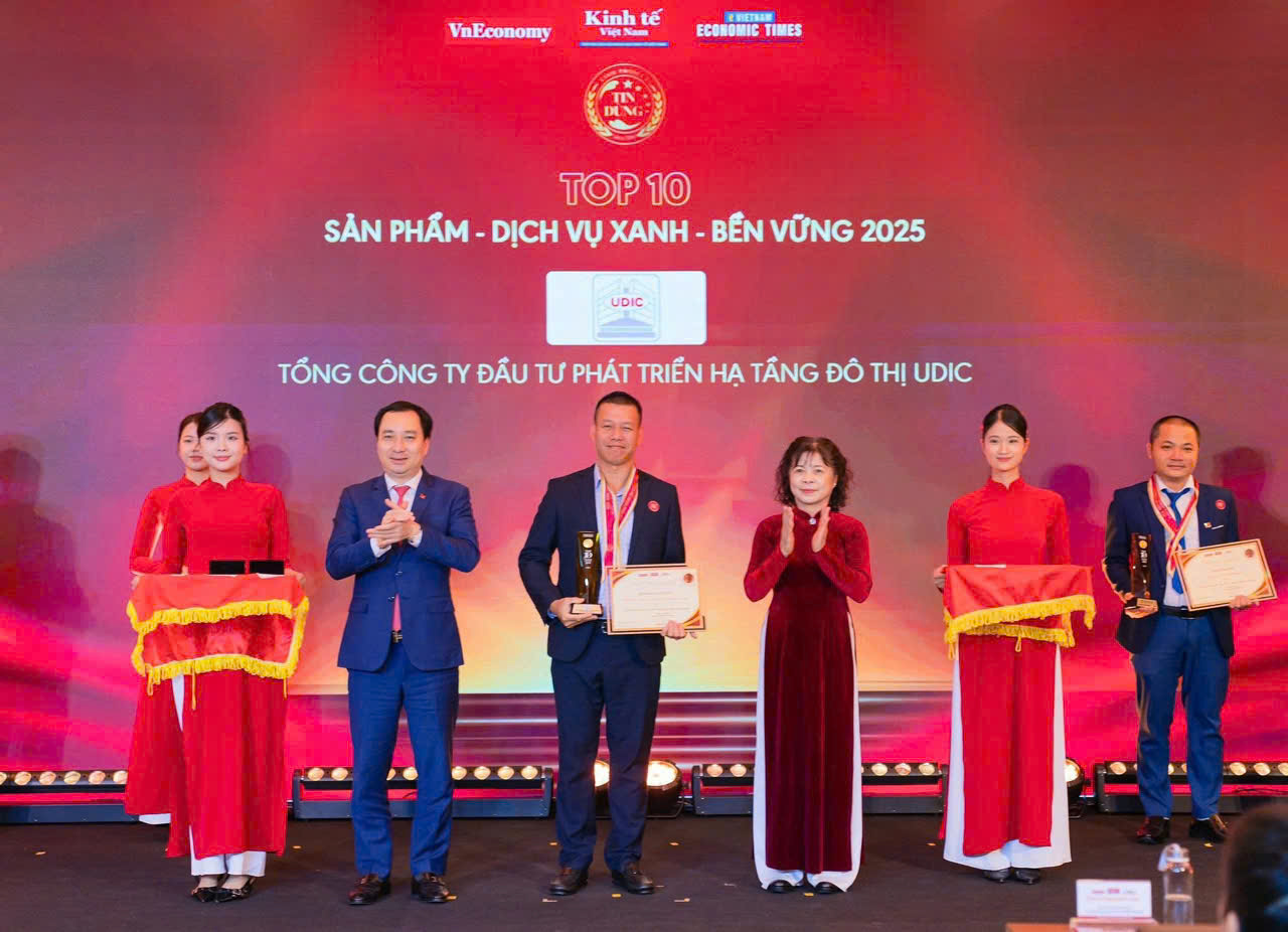 &Ocirc;ng Trần Vũ Quang - Ph&oacute; Tổng Gi&aacute;m đốc Tổng c&ocirc;ng ty UDIC vinh dự nhận c&uacute;p v&agrave; chứng nhận