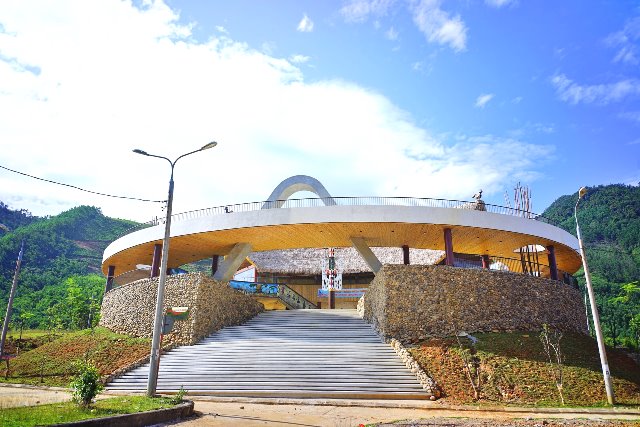 Trung t&acirc;m Văn h&oacute;a du lịch cộng đồng T&agrave; Lang - Gi&agrave;n B&iacute; được thiết kế mang vẻ đẹp đặc sắc, độc đ&aacute;o, s&aacute;ng tạo v&agrave; h&agrave;i h&ograve;a trong tổng thể của khu vực. Ảnh: Xu&acirc;n Sơn.