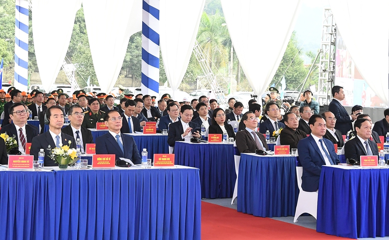 Phó Thủ tướng Bùi Thanh Sơn cùng các đại biểu dự Lễ khởi công Dự án thành phần 1 thuộc Dự án đầu tư xây dựng tuyến đường sắt Lào Cai - Hà Nội - Hải Phòng - Ảnh: VGP/Hải Minh Phó Thủ tướng Bùi Thanh Sơn cùng các đại biểu dự Lễ khởi công Dự án thành phần 1 thuộc Dự án đầu tư xây dựng tuyến đường sắt Lào Cai - Hà Nội - Hải Phòng - Ảnh: VGP/Hải Minh
