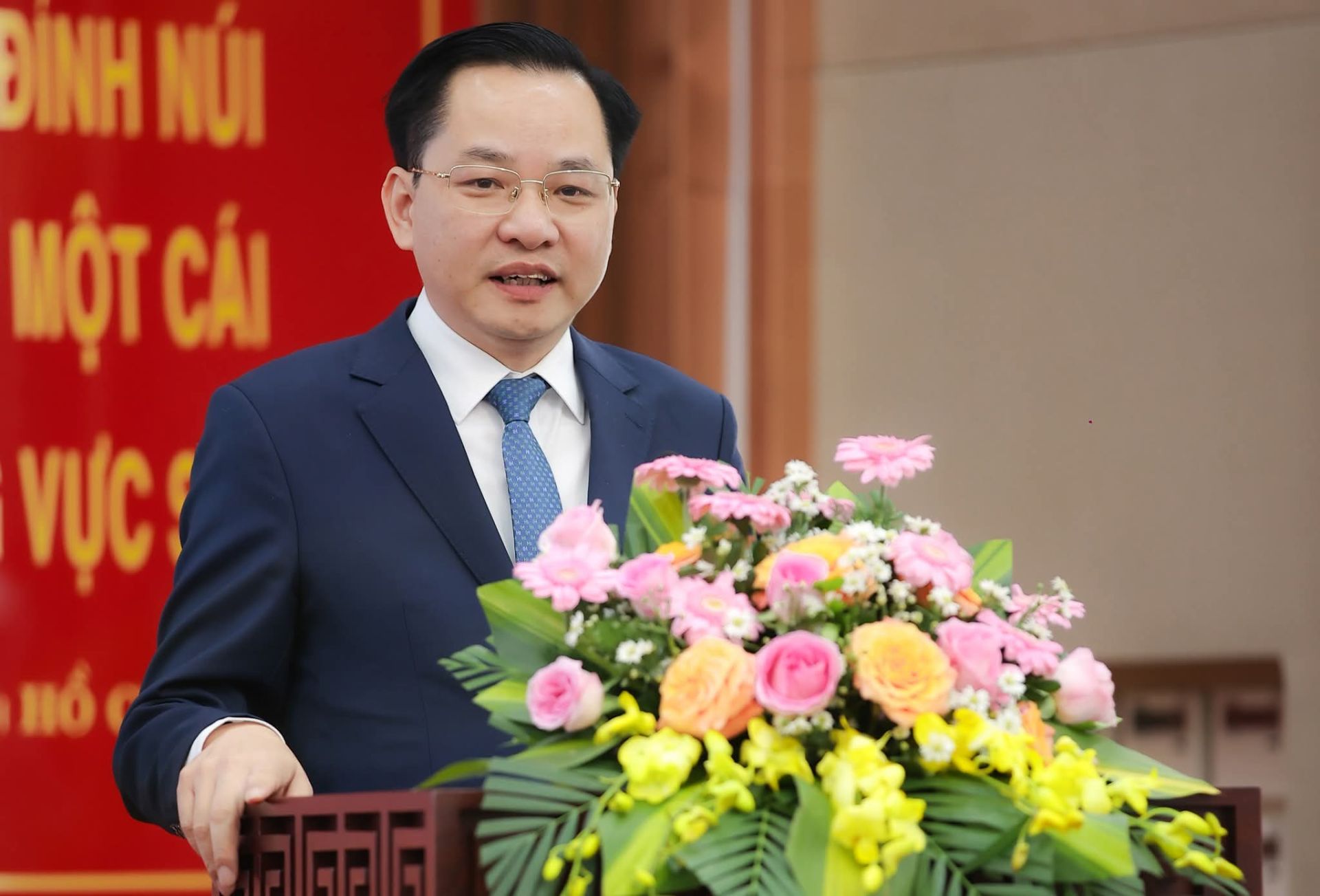 &Ocirc;ng Nguyễn Hữu T&uacute; &ndash; Ph&oacute; B&iacute; thư Đảng ủy, Th&agrave;nh vi&ecirc;n Hội đồng th&agrave;nh vi&ecirc;n, Tổng Gi&aacute;m đốc Tập đo&agrave;n tặng hoa ch&uacute;c mừng c&ocirc;ng ty