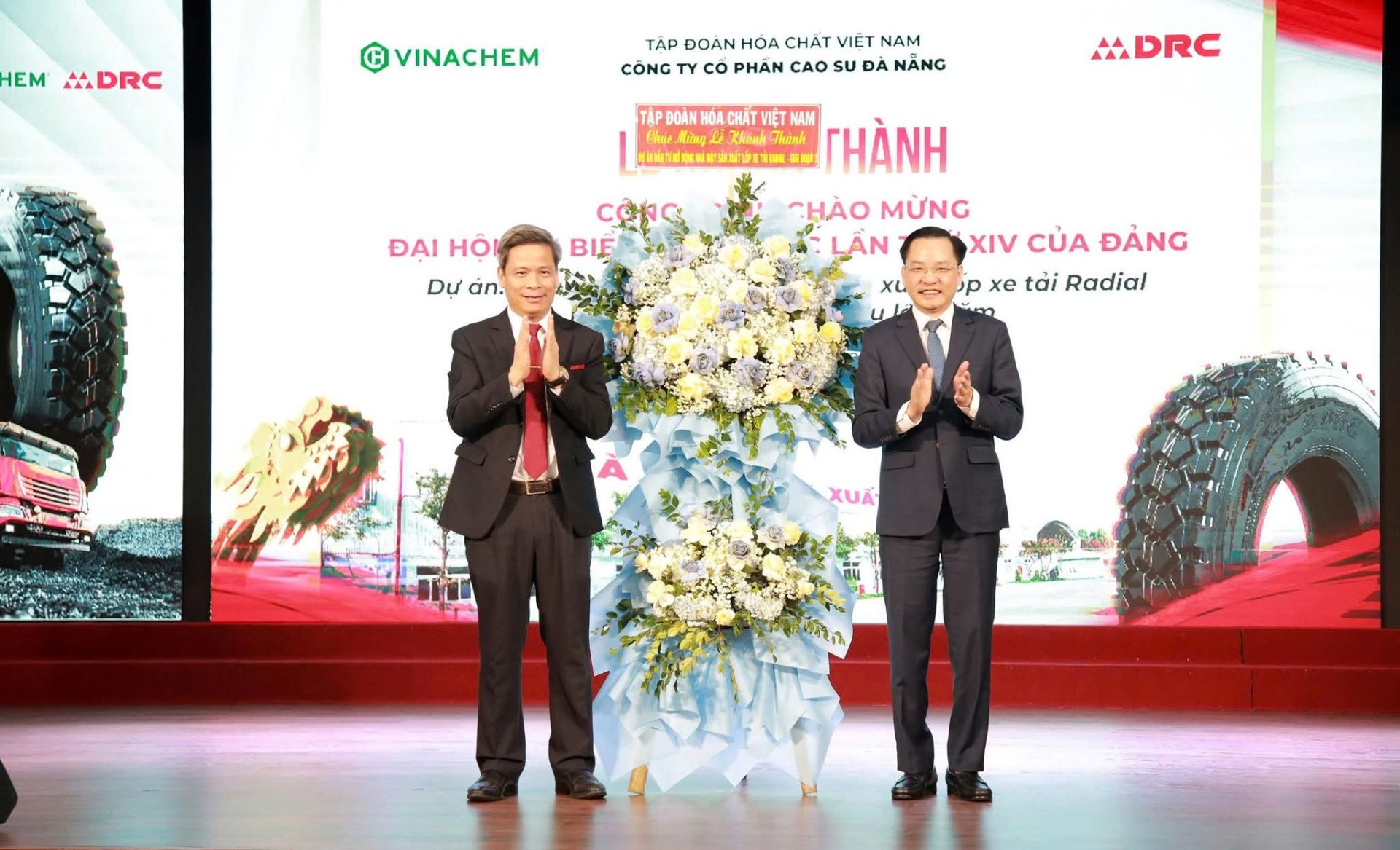 &Ocirc;ng Nguyễn Hữu T&uacute; &ndash; Ph&oacute; B&iacute; thư Đảng ủy, Th&agrave;nh vi&ecirc;n Hội đồng th&agrave;nh vi&ecirc;n, Tổng Gi&aacute;m đốc Tập đo&agrave;n tặng hoa ch&uacute;c mừng c&ocirc;ng ty