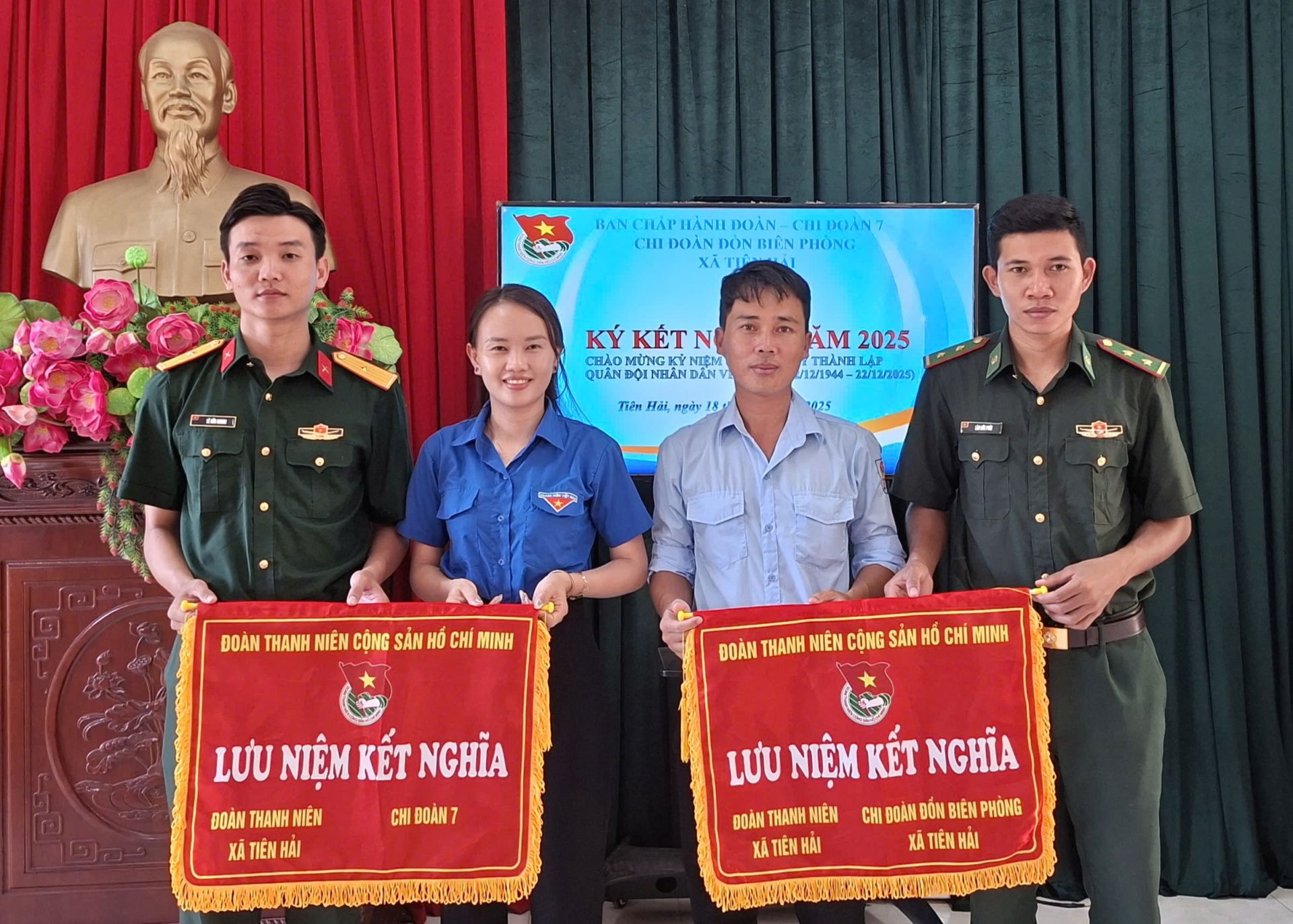 Đại diện Xã đoàn Tiên Hải, Chi đoàn Đồn Biên phòng Tiên Hải, Chi đoàn 7 trao cờ Lưu niệm kết nghĩa. Đại diện Xã đoàn Tiên Hải, Chi đoàn Đồn Biên phòng Tiên Hải, Chi đoàn 7 trao cờ Lưu niệm kết nghĩa.