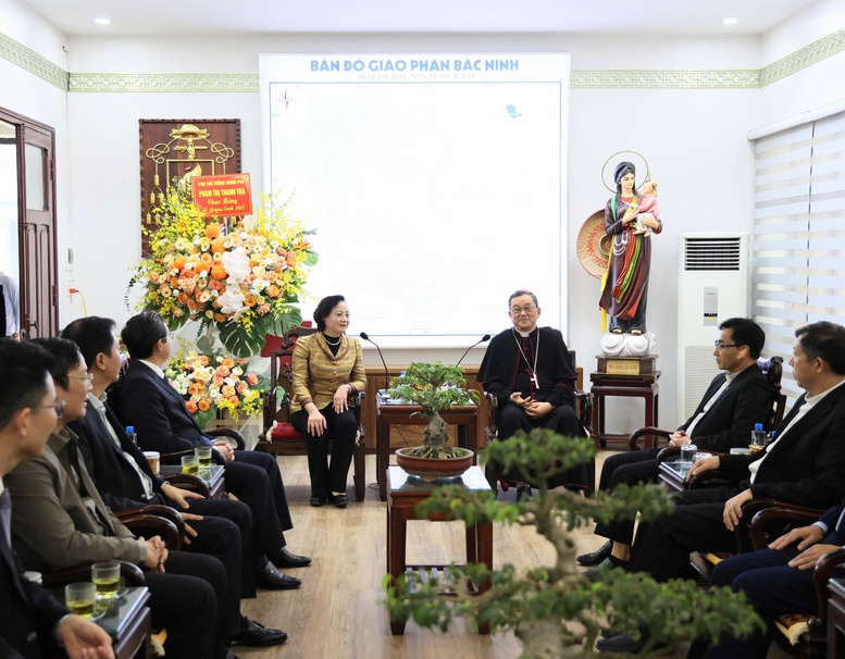 Ph&oacute; Thủ tướng Phạm Thị Thanh Tr&agrave; c&ugrave;ng đo&agrave;n c&ocirc;ng t&aacute;c đến thăm, ch&uacute;c mừng T&ograve;a Gi&aacute;m mục Bắc Ninh v&agrave; Gi&aacute;m mục Đỗ Quang Khang, Gi&aacute;m mục Gi&aacute;o phận Bắc Ninh - Ảnh: VGP/Thu Giang