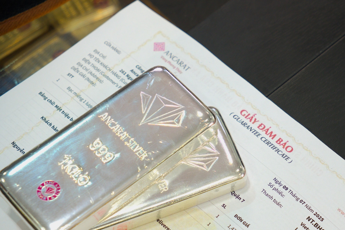 Gi&aacute; bạc h&ocirc;m nay 19/12: Tăng mạnh, tiếp tục b&aacute;m s&aacute;t đ&agrave; đi l&ecirc;n của thế giới. (Ảnh minh họa)