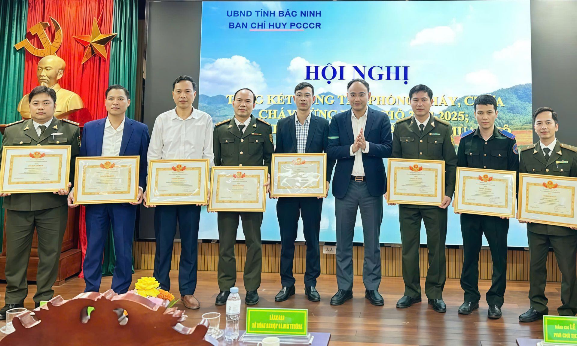 Lãnh đạo Sở Nông nghiệp và Môi trường tặng Giấy khen cho các tập thể, cá nhân. Lãnh đạo Sở Nông nghiệp và Môi trường tặng Giấy khen cho các tập thể, cá nhân.