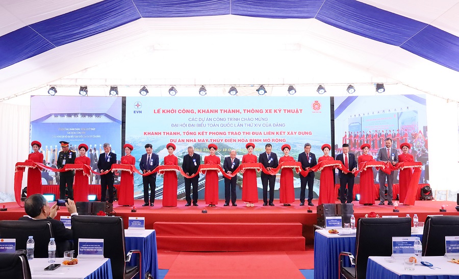 Cắt băng khánh thành Dự án Nh&agrave; m&aacute;y Thuỷ điện Hoà Bình mở r&ocirc;̣ng