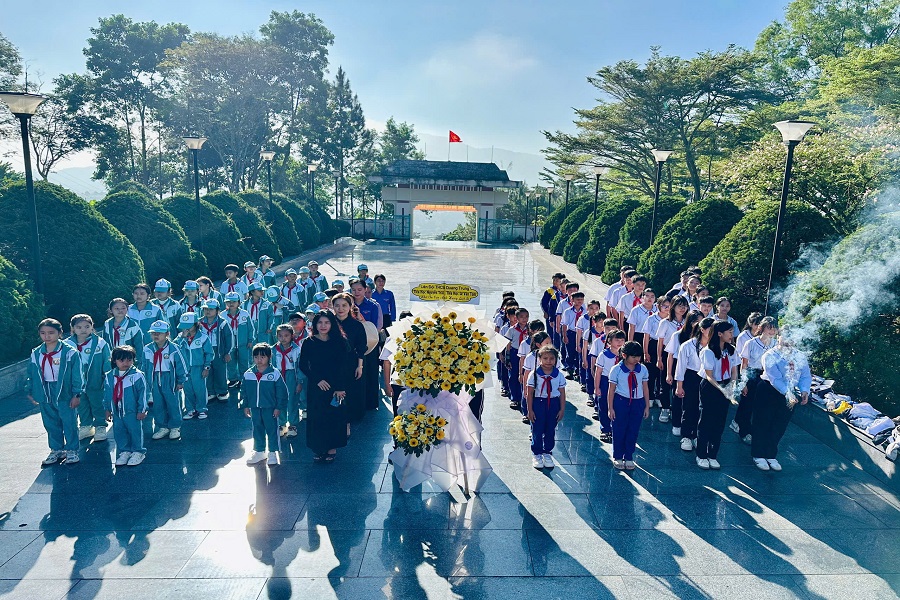 Học sinh Phường 2 Bảo Lộc tổ chức viếng Nghĩa trang Liệt sĩ