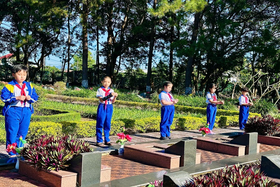 Lâm Đồng: Học sinh Phường 2 Bảo Lộc tổ chức viếng Nghĩa trang Liệt sĩ