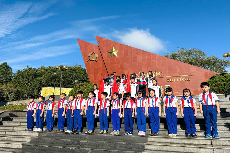 Học sinh tiểu học Nguyễn Du