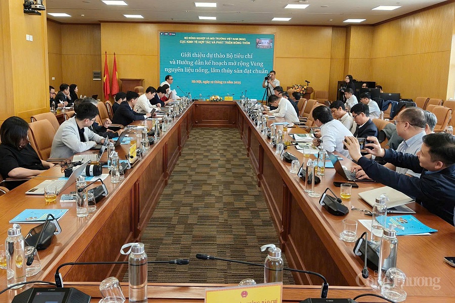 Hội nghị tổng kết Đề &aacute;n th&iacute; điểm x&acirc;y dựng v&ugrave;ng nguy&ecirc;n liệu n&ocirc;ng, l&acirc;m sản đạt chuẩn phục vụ ti&ecirc;u thụ trong nước v&agrave; xuất khẩu giai đoạn 2022 - 2025. Ảnh: Bảo Thắng