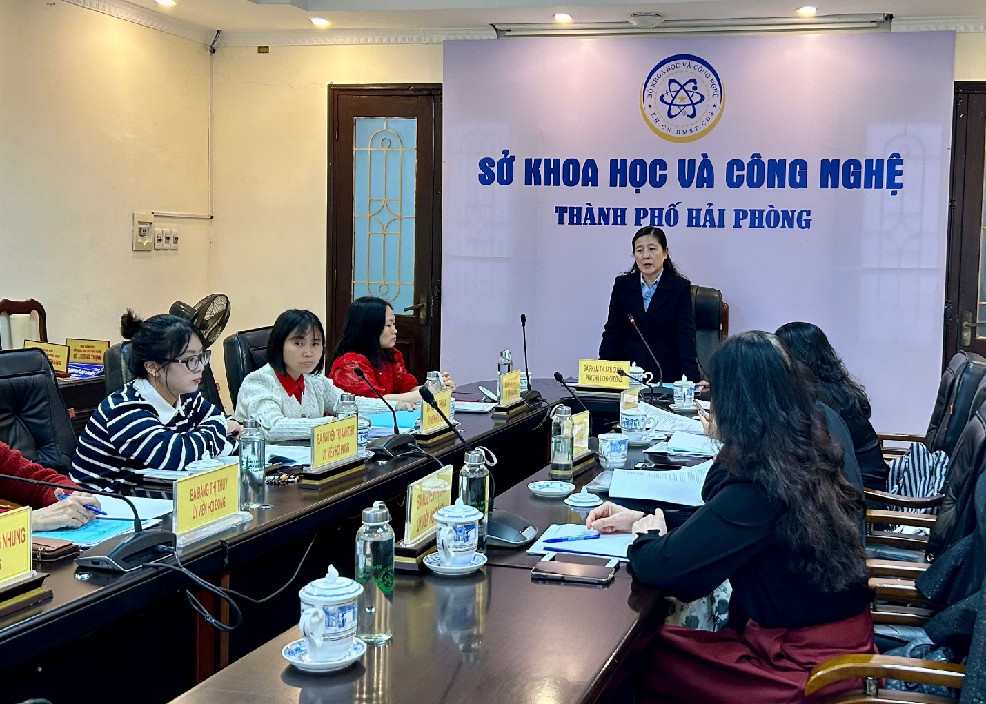 Ph&oacute; Gi&aacute;m đốc Sở Khoa học v&agrave; C&ocirc;ng nghệ Phạm Thị Sen Quỳnh chủ tr&igrave; Hội nghị.