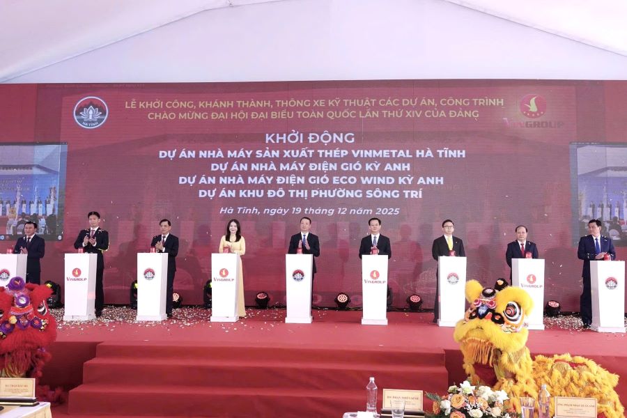 C&aacute;c đại biểu ấn n&uacute;t khởi động c&aacute;c dự &aacute;n tại Khu kinh tế Vũng &Aacute;ng.