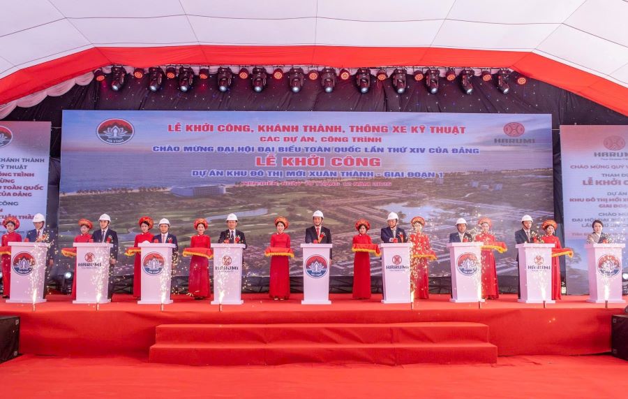 C&aacute;c đại biểu ấn n&uacute;t khởi c&ocirc;ng Dự &aacute;n Khu đ&ocirc; thị mới Xu&acirc;n Th&agrave;nh - giai đoạn 1, tại x&atilde; Ti&ecirc;n Điền.