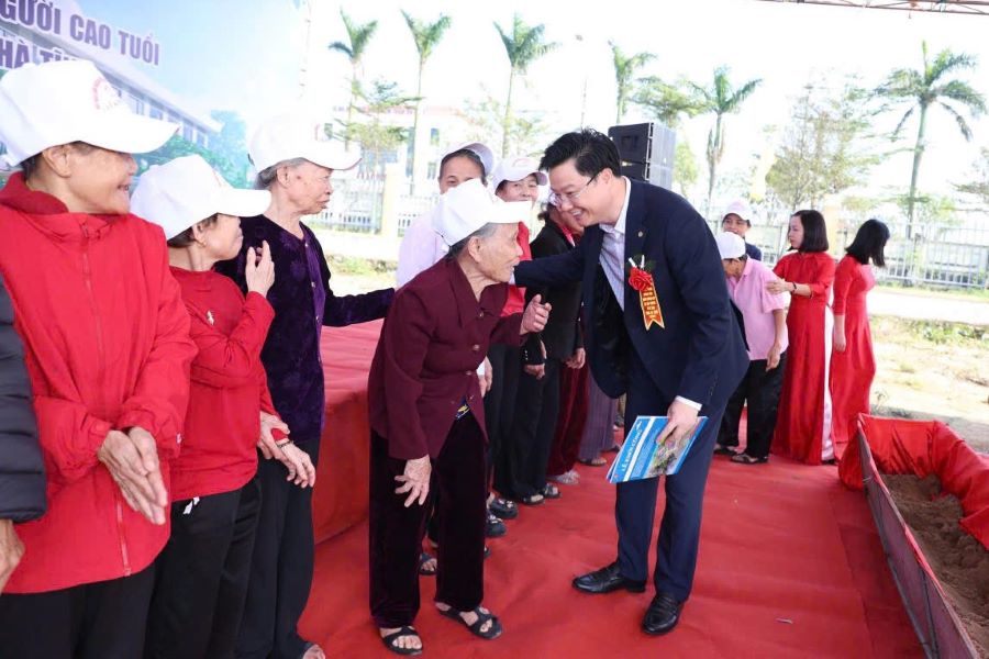 &Ocirc;ng L&yacute; Minh Tuấn - Gi&aacute;m đốc Quỹ Thiện T&acirc;m thăm hỏi, động vi&ecirc;n c&aacute;c cụ tại Trung t&acirc;m Điều dưỡng người c&oacute; c&ocirc;ng v&agrave; bảo trợ x&atilde; hội H&agrave; Tĩnh.