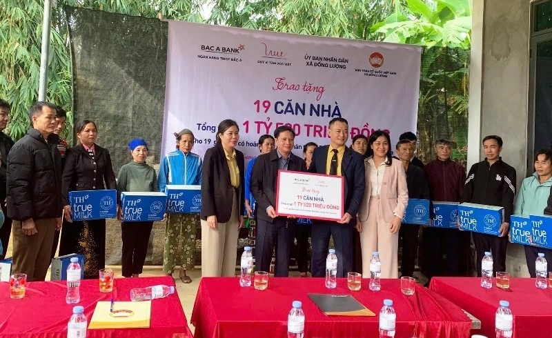 Thanh Hóa: Trao tặng 20 ngôi nhà các gia đình có hoàn cảnh khó khăn tại xã Đồng Lương và Định Hòa