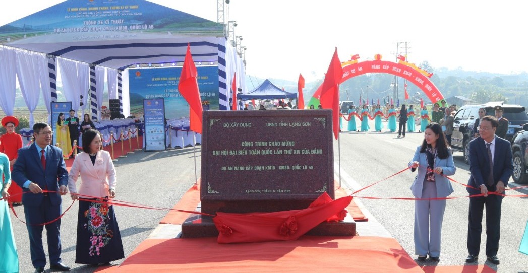 L&atilde;nh đạo Tỉnh ủy, HĐND, UBND tỉnh v&agrave; c&aacute;c đại biểu thực hiện nghi thức gắn biển c&ocirc;ng tr&igrave;nh ch&agrave;o mừng Đại hội đại biểu to&agrave;n quốc lần thứ XIV của Đảng