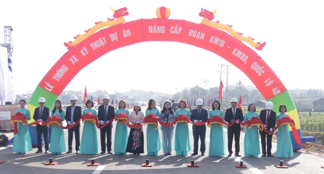 C&aacute;c đại biểu thực hiện nghi thức cắt băng kh&aacute;nh th&agrave;nh th&ocirc;ng xe kỹ thuật Dự &aacute;n n&acirc;ng cấp Quốc lộ 4B