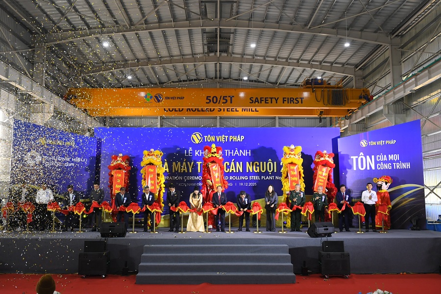 L&atilde;nh đạo T&ocirc;n Việt Ph&aacute;p thực hiện nghi thức cắt băng kh&aacute;nh th&agrave;nh Nh&agrave; m&aacute;y Th&eacute;p c&aacute;n nguội số 2