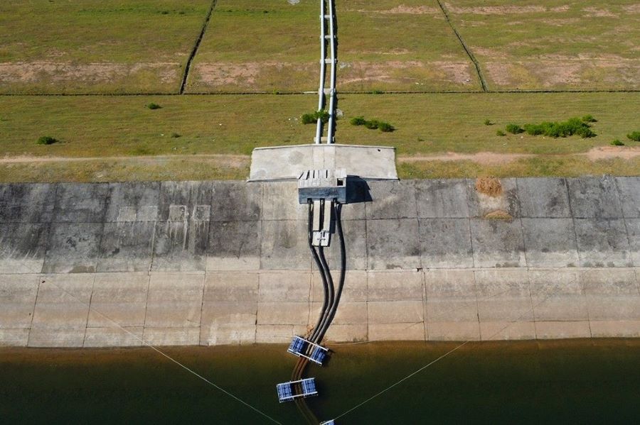 Hệ thống xi ph&ocirc;ng dẫn nước từ hồ chứa nước Cu L&acirc;y về bể lắng nh&agrave; m&aacute;y trước khi xử l&yacute;.