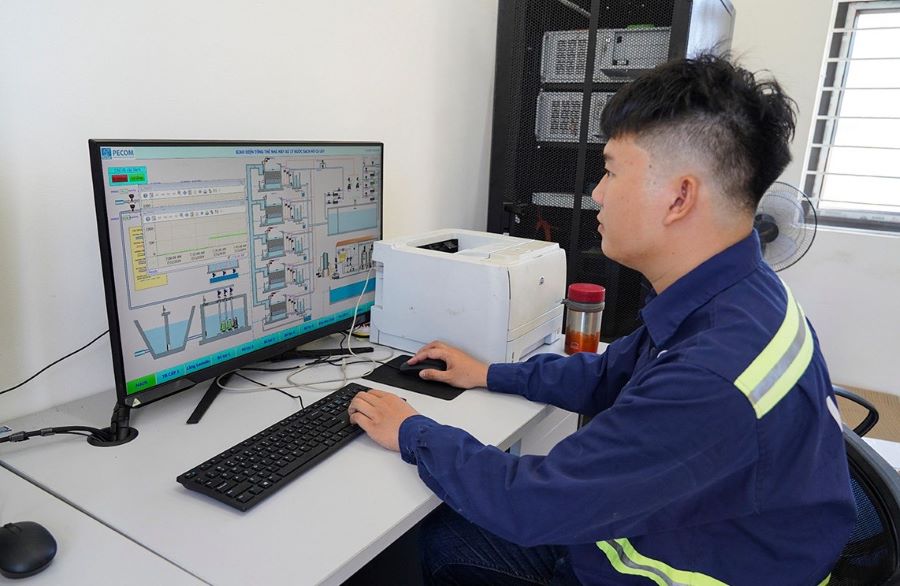 Thao t&aacute;c vận h&agrave;nh hệ thống qua m&aacute;y t&iacute;nh tại nh&agrave; quản l&yacute; vận h&agrave;nh.