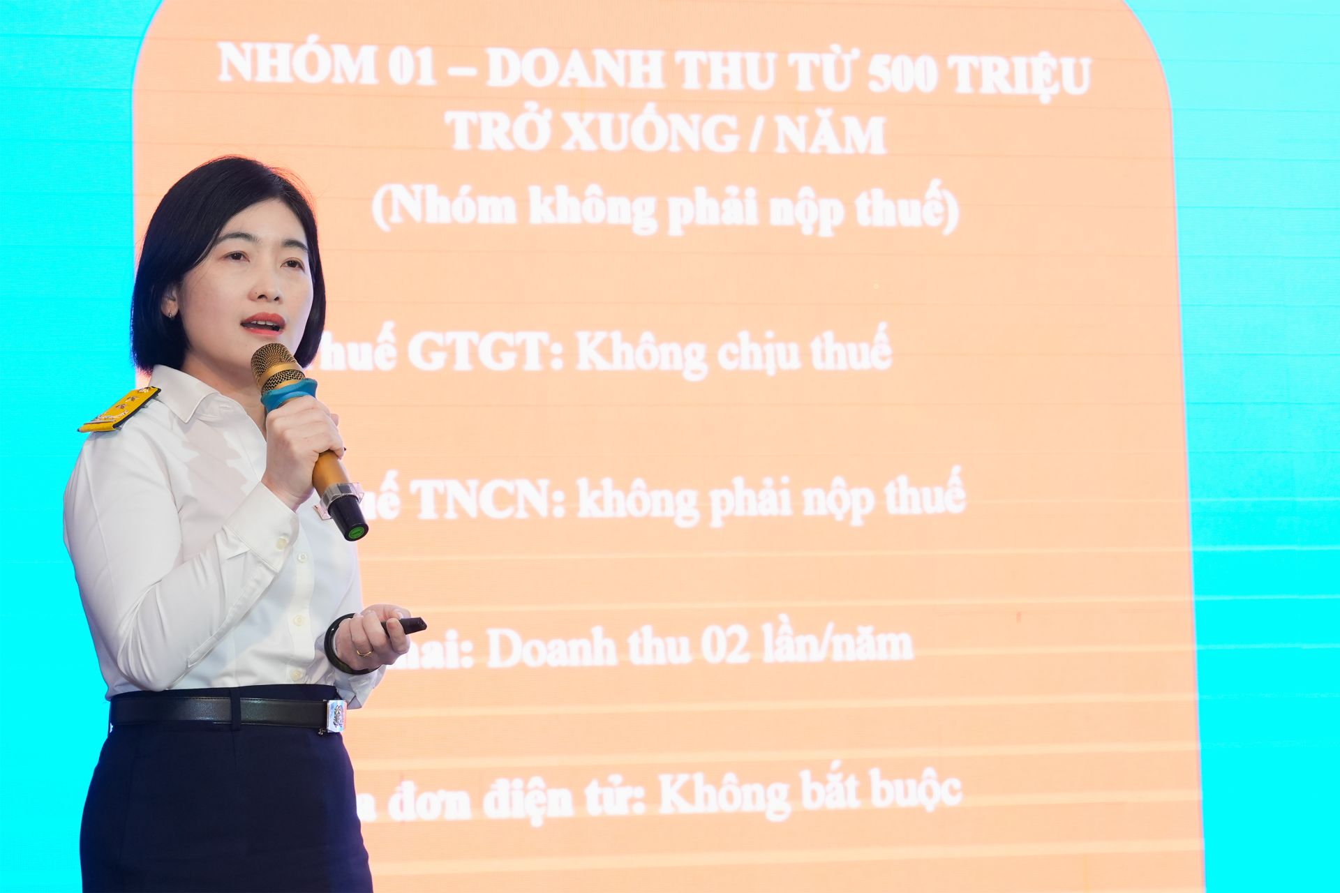 C&aacute;c chuy&ecirc;n gia đến từ Thuế cung cấp th&ocirc;ng tin về c&aacute;c ch&iacute;nh s&aacute;ch thuế, &aacute;p dụng theo m&ocirc; h&igrave;nh quản l&yacute; thuế mới.