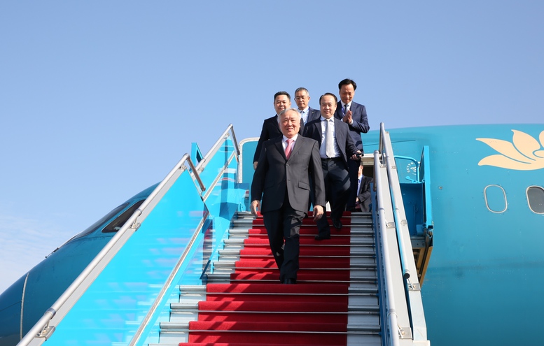 Phó Thủ tướng Thường trực Nguyễn Hòa Bình đáp chuyến bay đầu tiên xuống Sân bay Quốc tế Long Thành