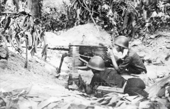 Chủ trương đồng loạt nổ s&uacute;ng tiến c&ocirc;ng trong đ&ecirc;m 19/12/1946 tại Thủ đ&ocirc; H&agrave; Nội v&agrave; c&aacute;c th&agrave;nh phố kh&aacute;c thể hiện s&acirc;u sắc tư tưởng chiến lược tiến c&ocirc;ng. Ta chủ động gi&agrave;nh quyền đ&aacute;nh trước, đẩy địch v&agrave;o thế bị động đối ph&oacute;, ph&aacute; tan &acirc;m mưu của Ph&aacute;p định huy động to&agrave;n lực đ&egrave; bẹp qu&acirc;n v&agrave; d&acirc;n ta bằng một đ&ograve;n tiến c&ocirc;ng qu&acirc;n sự chớp nho&aacute;ng. Ảnh: Tư liệu TTXVN