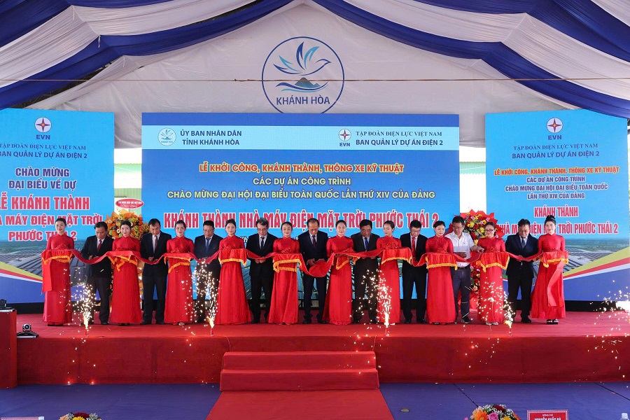Cắt băng khánh thành Nh&agrave; m&aacute;y Điện mặt trời Phước Thái 2