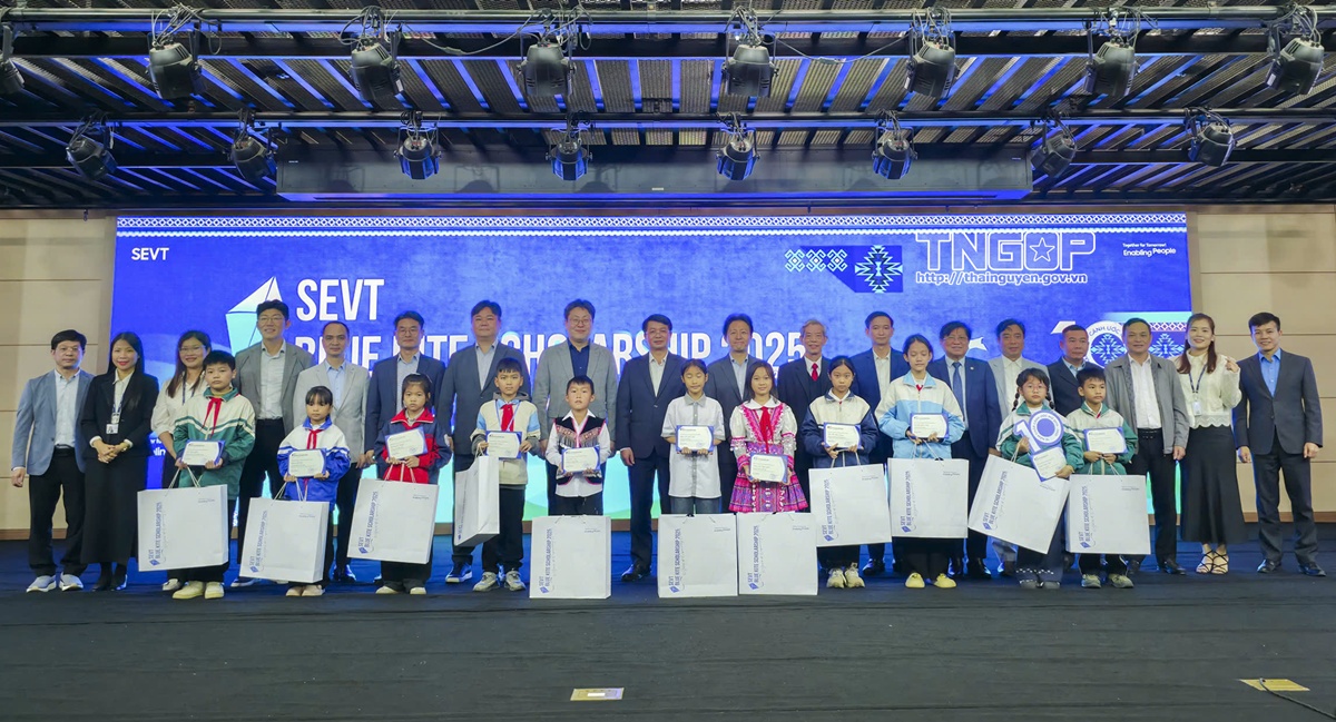 Samsung Thái Nguyên trao 300 suất học bổng “Chắp cánh ước mơ Samsung” cho học sinh nghèo