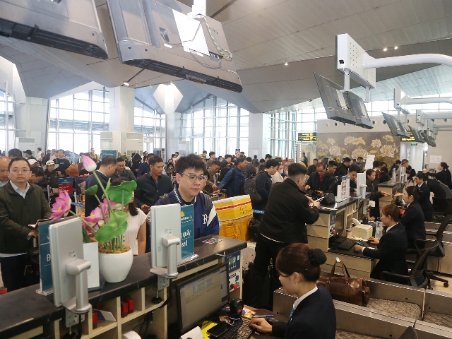 Rất đ&ocirc;ng h&agrave;nh kh&aacute;ch đến s&acirc;n bay Vinh l&agrave;m thủ tục v&agrave;o s&aacute;ng nay (19/12).